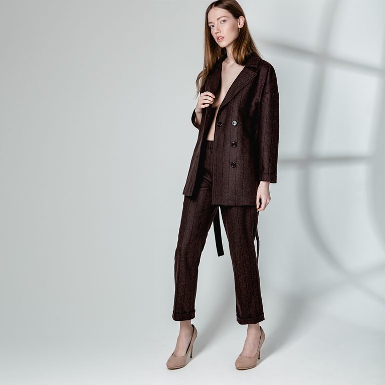 Frau im braunen Business-Outfit im Studio Wien