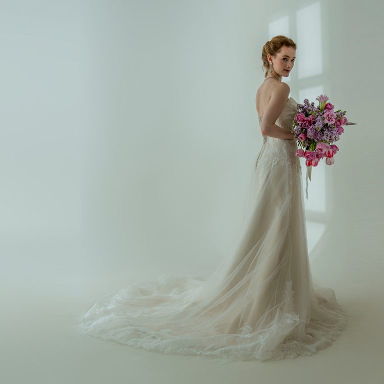 Braut mit Blumenstrauß im Fotostudio Wien