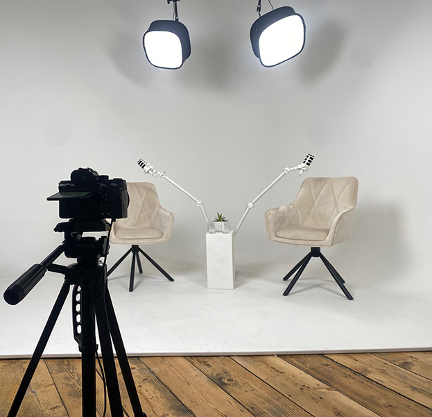 Podcast Studio Wien mit einer Kamera, Mikrofonen und Studiolicht im Smetana Fotostudio