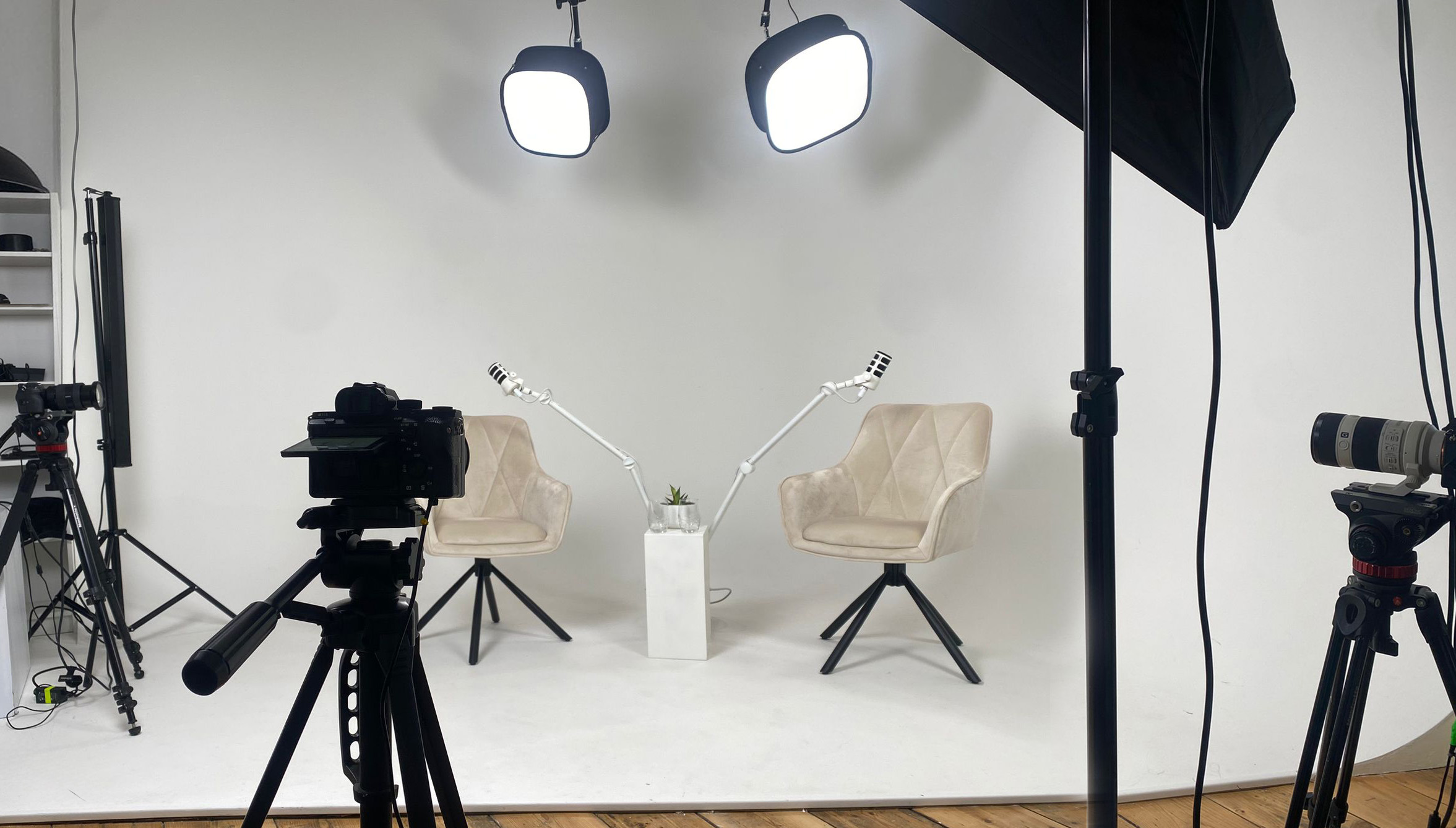 Multicam Podcast Setup im Smetana Fotostudio Wien mit professionellen Kameras, Mikrofonen und Studiolicht
