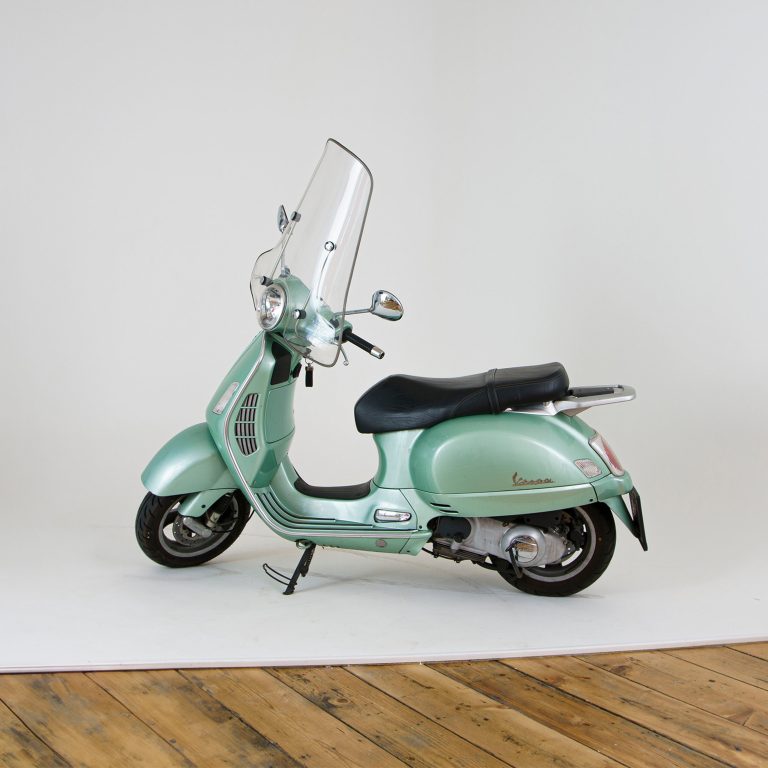 Grüner Retro Roller im Fotostudio Wien