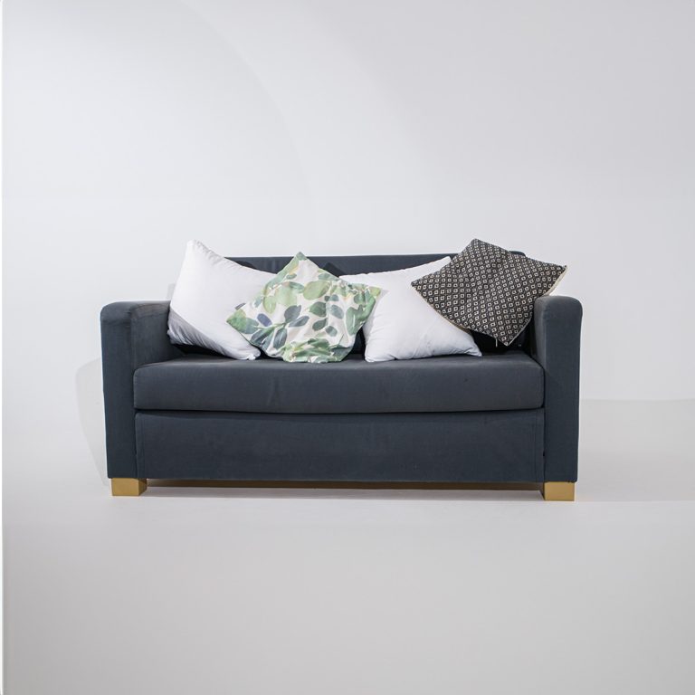 Graues Sofa mit Kissen im Fotostudio Wien