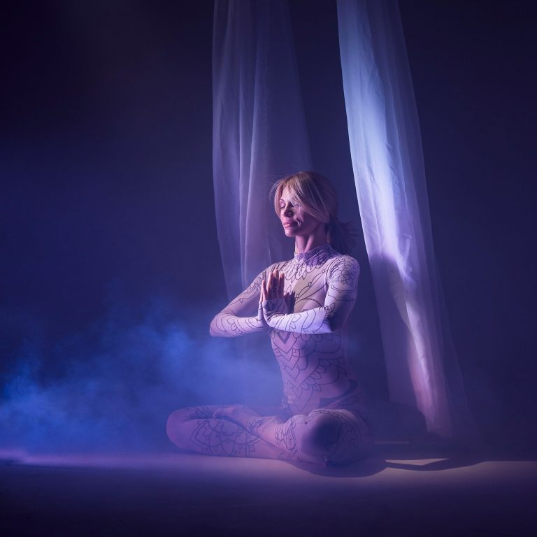Künstlerisches Porträt mit Nebel und blauem Licht im Studio