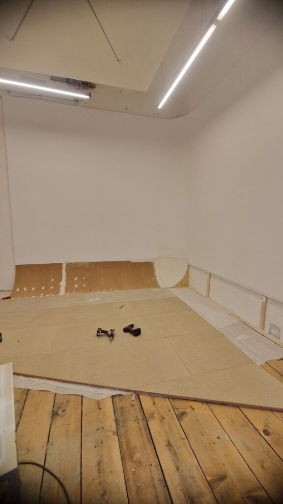 Wandflächen im Ausbau mit Spachtelstellen – Fotostudio Wien 1020